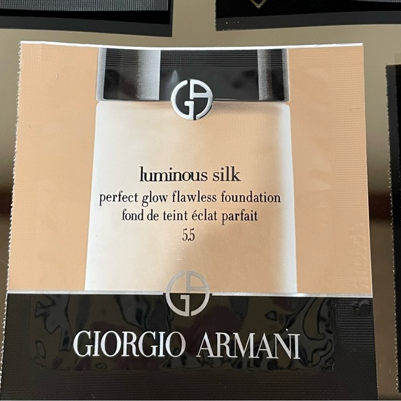 Shade 5.5 Armani Luminous Silk Foundation Oil Free Radiant Finish - Picture 2 of 4